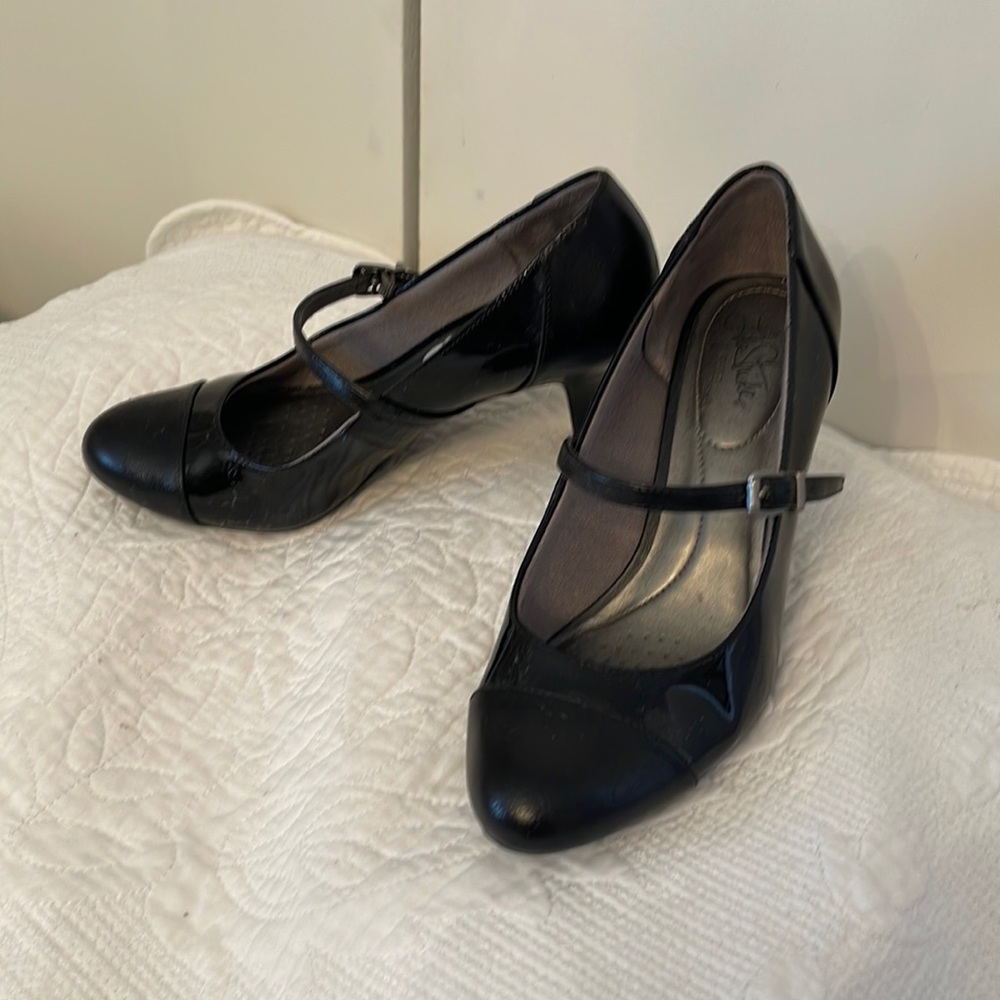 Black patent leather pumps